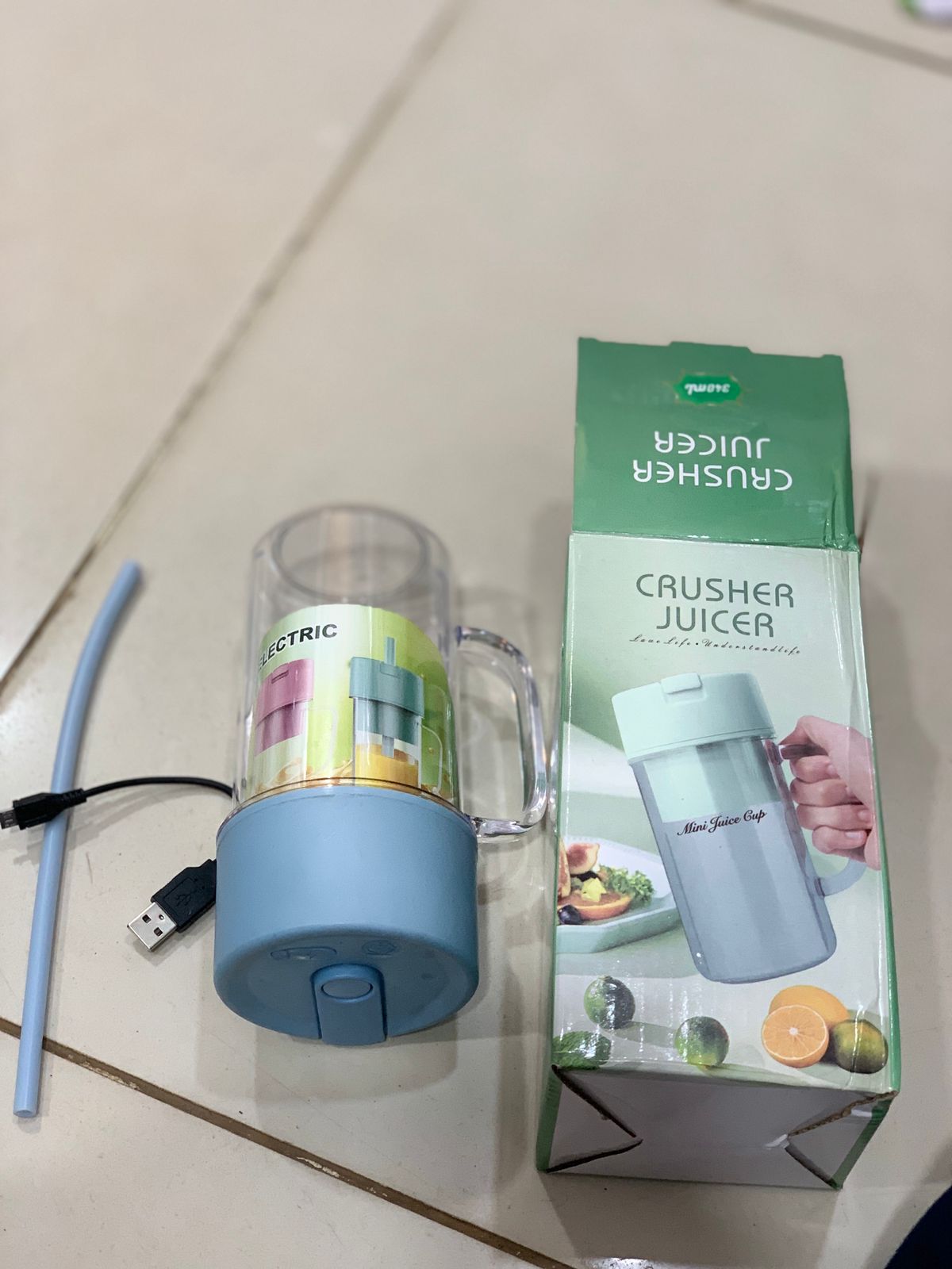 Portable Mini Crusher Juicer – USB Rechargeable Electric Juice Cup with Straw & Handle for Fresh Shakes and Smoothies